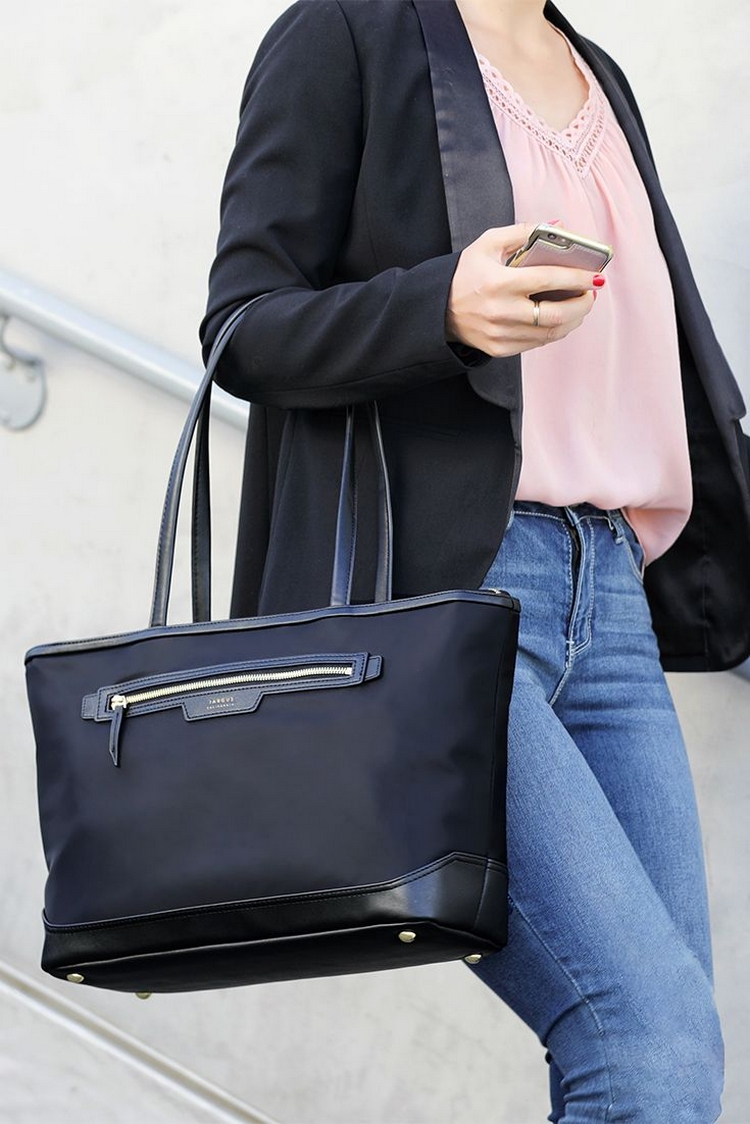 50 Beautiful Stylish Outfits with Tote Bags for Women Ideas 11