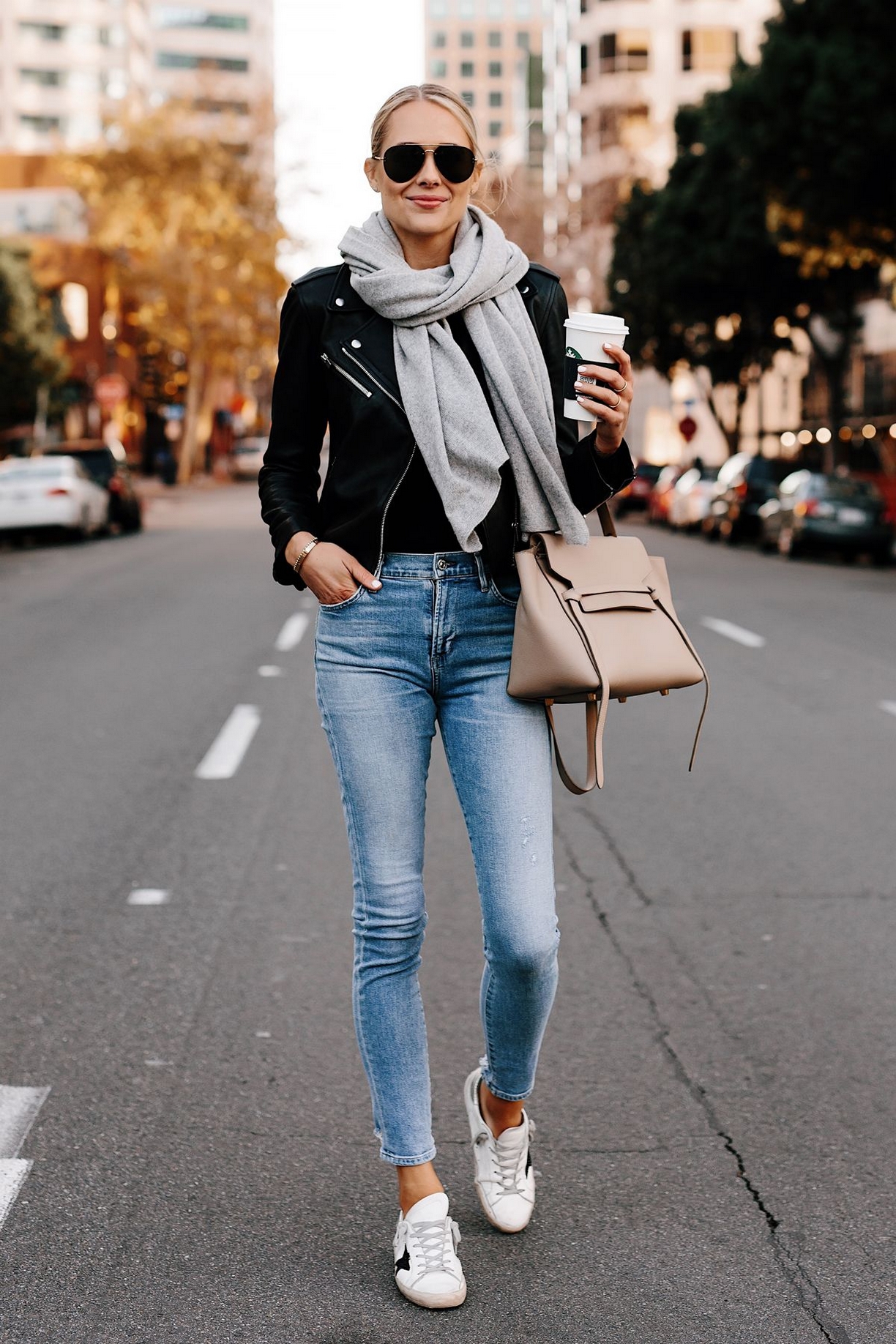 50 Beautiful Stylish Outfits with Tote Bags for Women Ideas 12