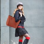 50 Beautiful Stylish Outfits with Tote Bags for Women Ideas 14