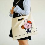 50 Beautiful Stylish Outfits with Tote Bags for Women Ideas 16