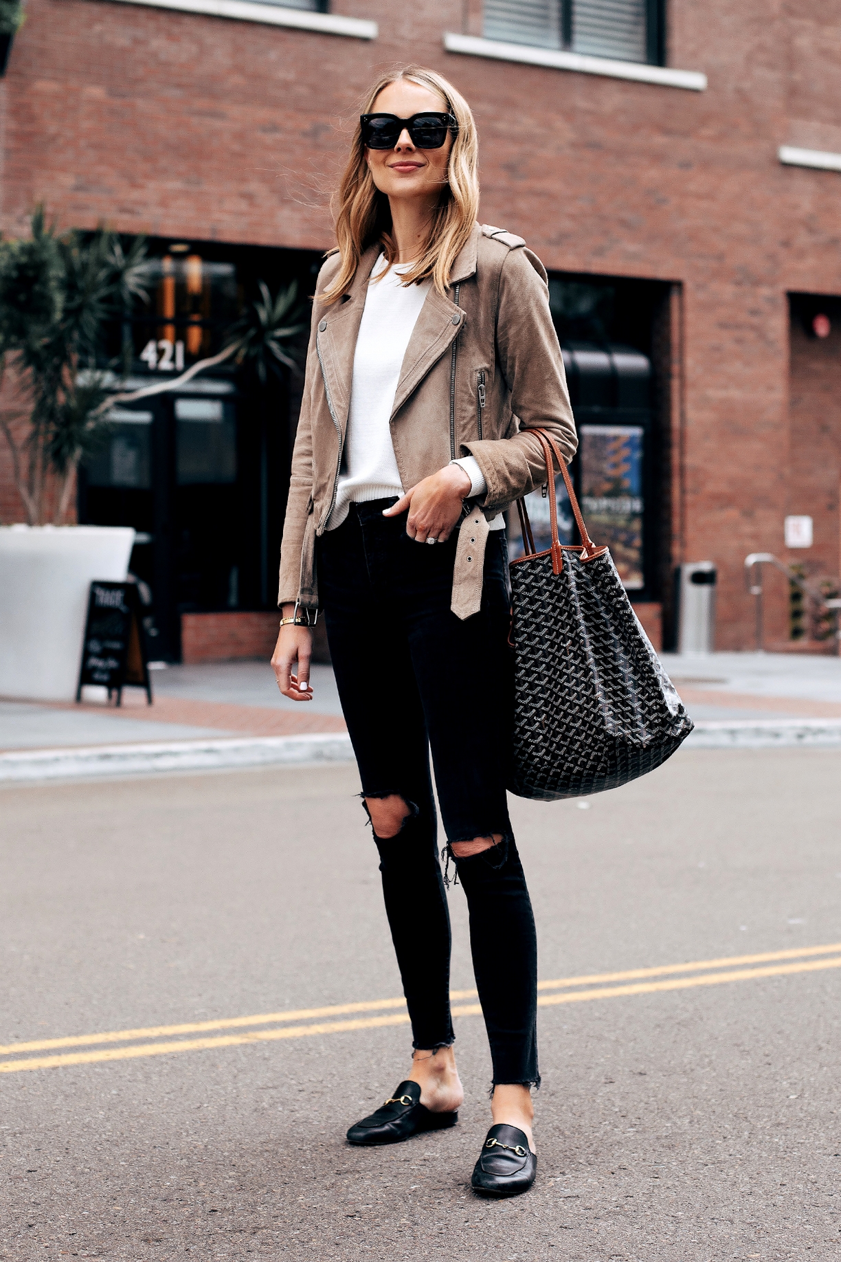 50 Beautiful Stylish Outfits with Tote Bags for Women Ideas 21