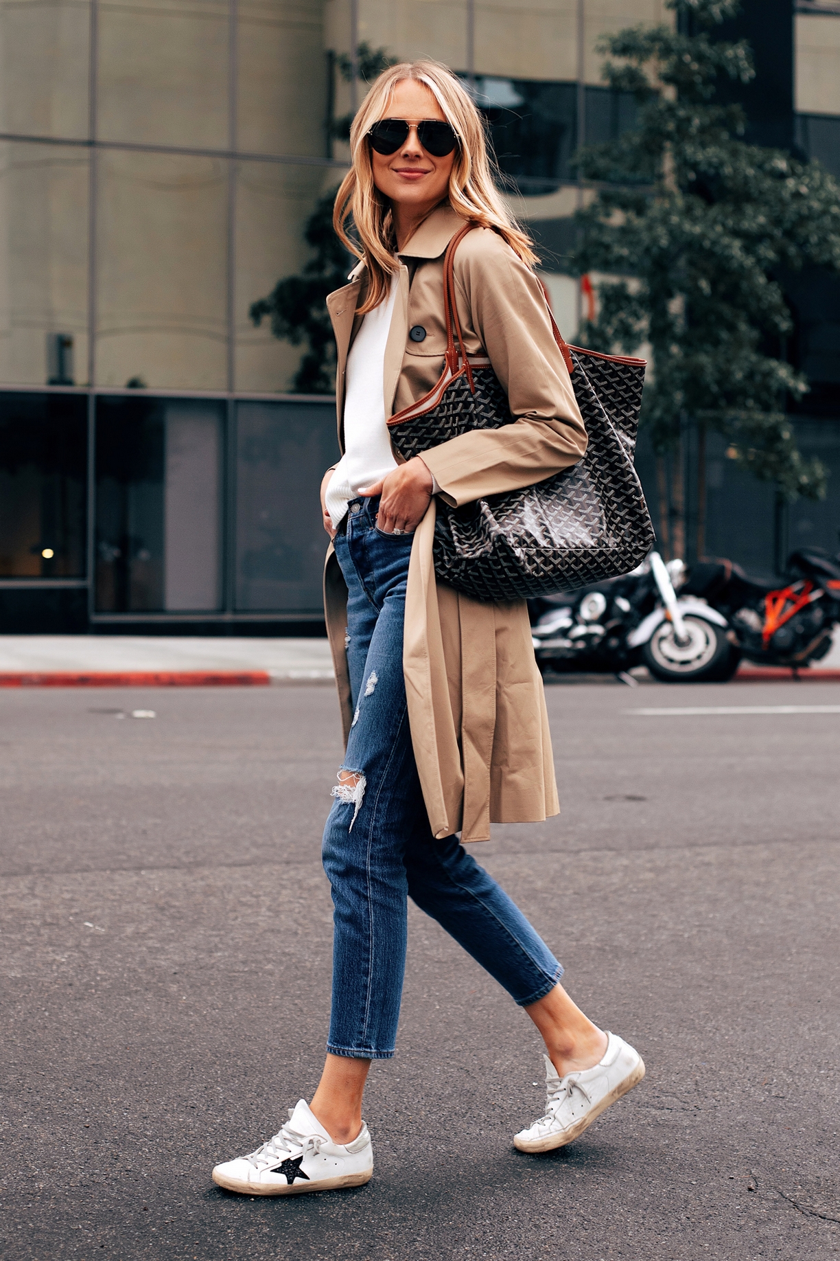 50 Beautiful Stylish Outfits with Tote Bags for Women Ideas 22