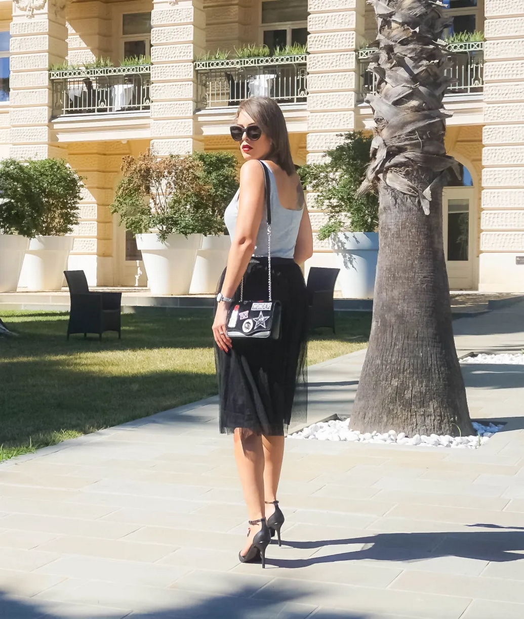 50 Beautiful Stylish Outfits with Tote Bags for Women Ideas 26