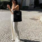 50 Beautiful Stylish Outfits with Tote Bags for Women Ideas 32