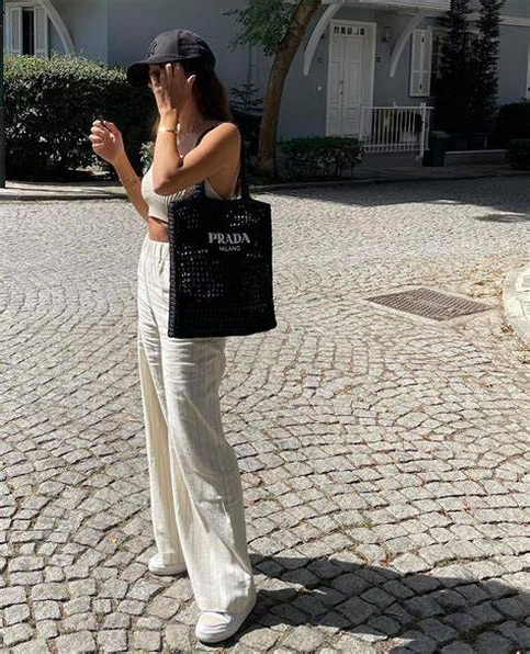 50 Beautiful Stylish Outfits with Tote Bags for Women Ideas 32