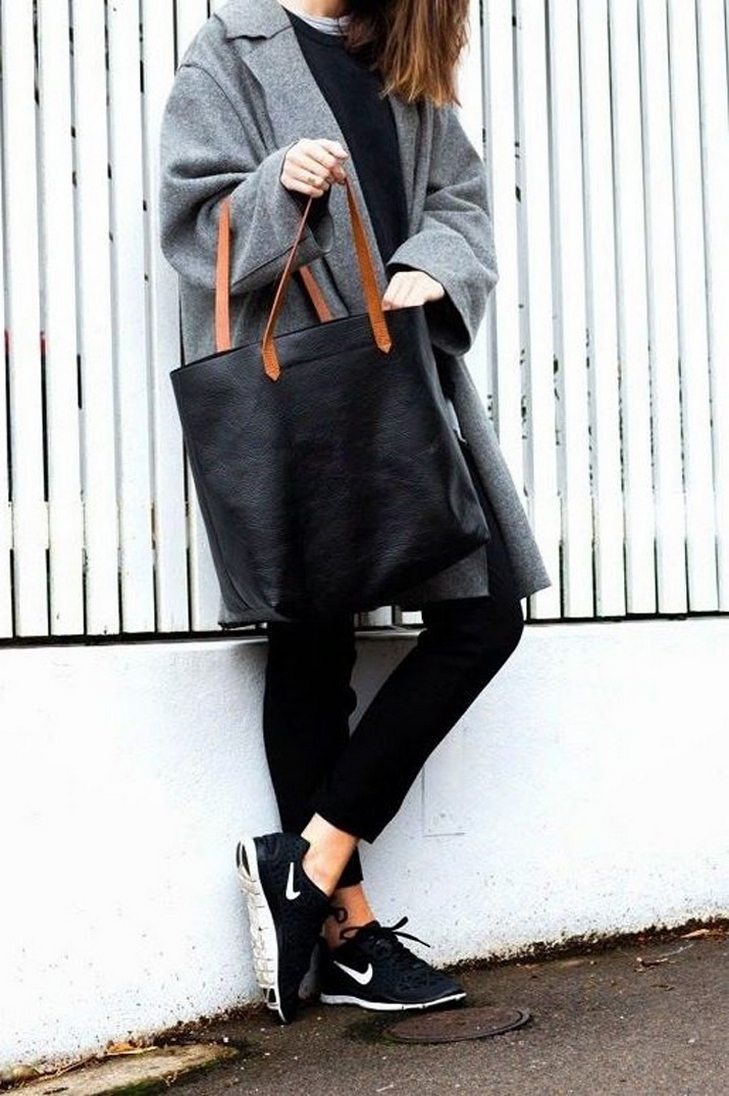 50 Beautiful Stylish Outfits with Tote Bags for Women Ideas 36