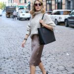 50 Beautiful Stylish Outfits with Tote Bags for Women Ideas 37