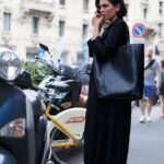 50 Beautiful Stylish Outfits with Tote Bags for Women Ideas 42