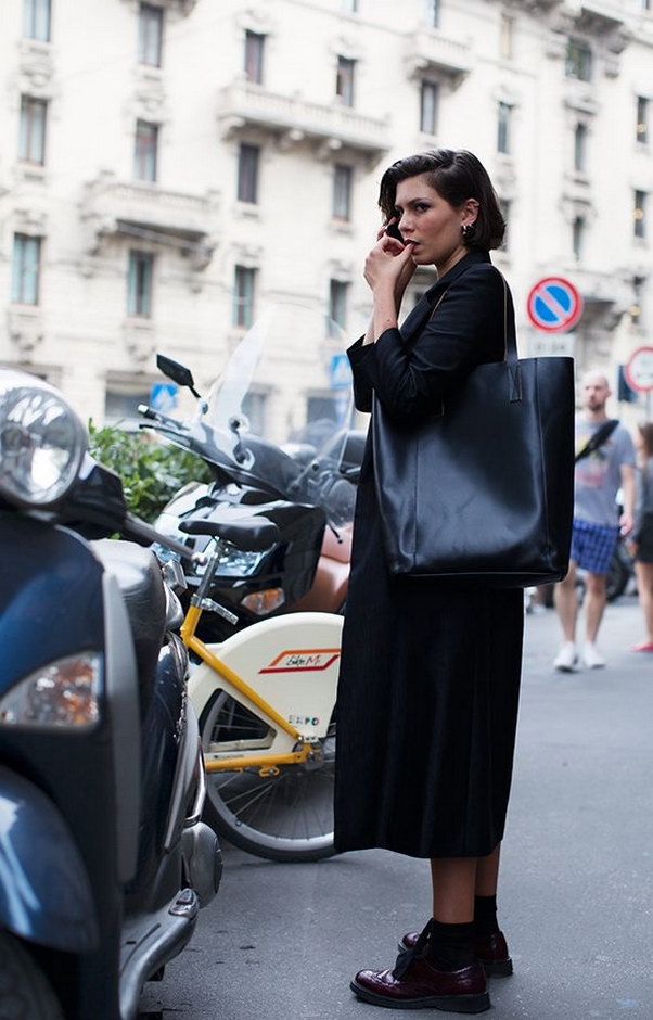 50 Beautiful Stylish Outfits with Tote Bags for Women Ideas 42