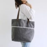 50 Beautiful Stylish Outfits with Tote Bags for Women Ideas 45
