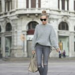 50 Beautiful Stylish Outfits with Tote Bags for Women Ideas 49