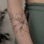 70 Meaningful Lily Tattoo Designs for Women Ideas 60